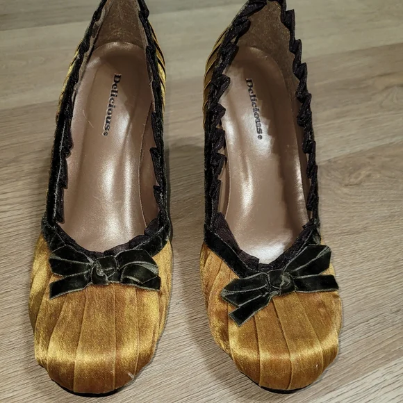 Gold satiny fabric pump - Picture 1 of 7
